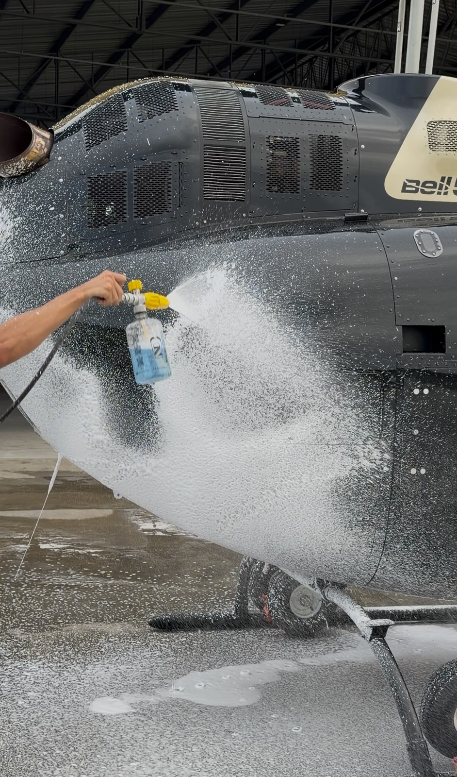 Espumação técnica controlada em Bell no hangar Aeroservyce
