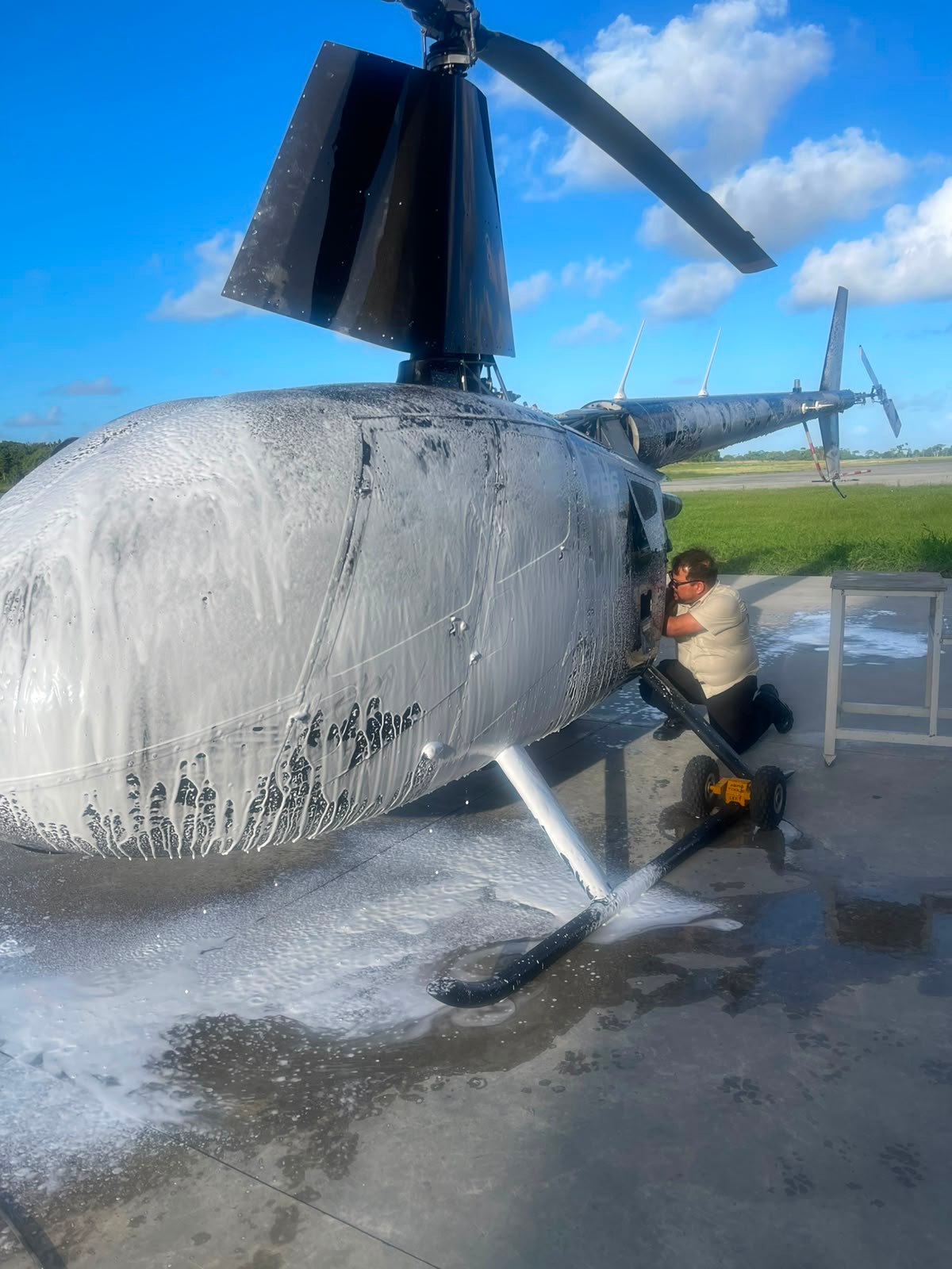 Técnico da Aeroservyce em execução de lavagem técnica em pátio